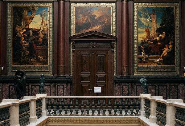 Découvrez l'art de l'éventail : élégance et fraîcheur à portée de main