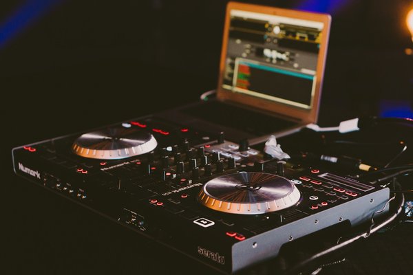 Comment choisir le bon DJ pour votre mariage ?
